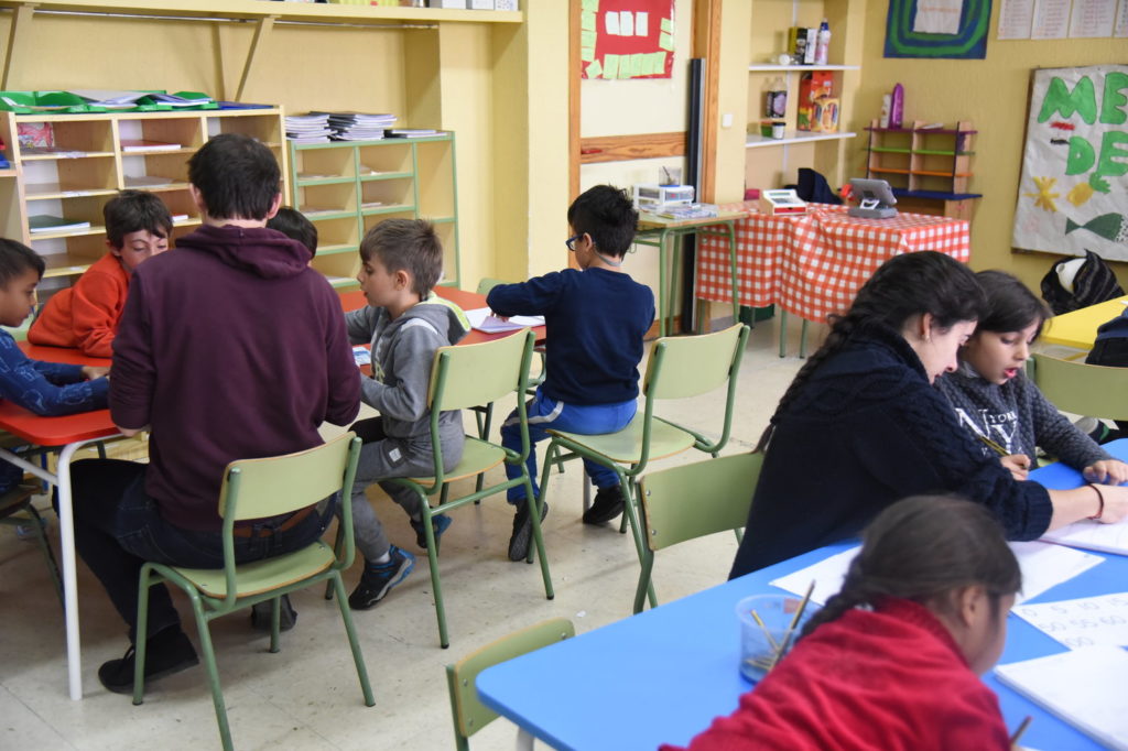 Clase de alumnos en España con maestro